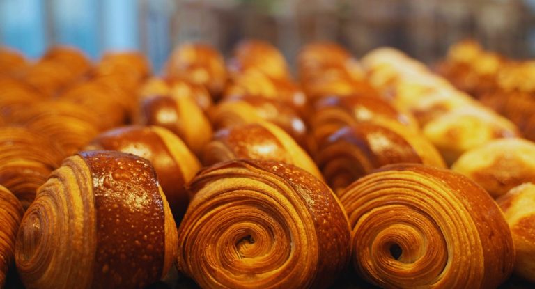 Rangée de viennoiseries en spirale dorées fraîchement cuites