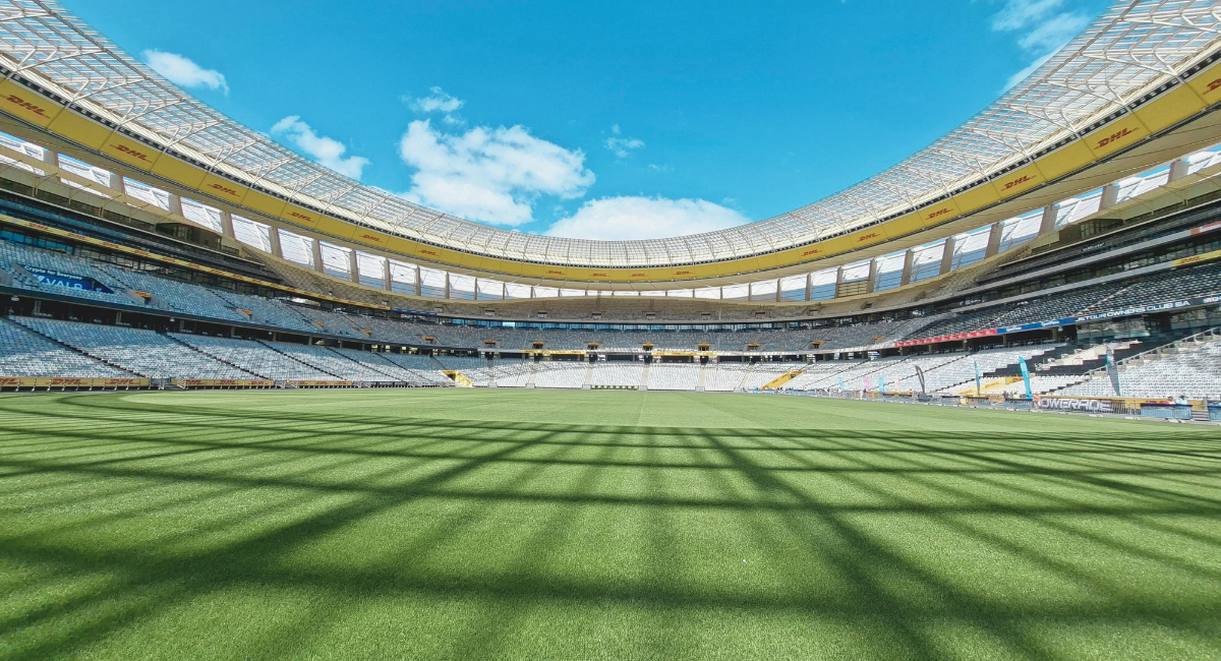 Vue d'un stade de football vide depuis la pelouse